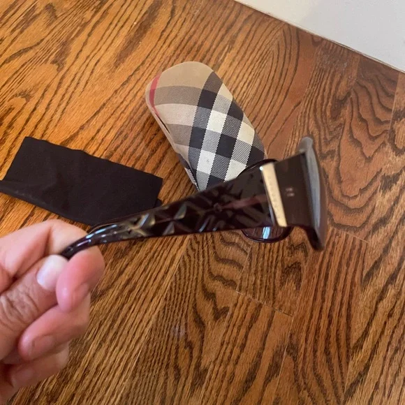 🕶️Authentic Burberry Purple Sunglasses Comes with case and cleaning cloth. 🕶️ - Picture 5 of 11